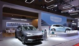 Sejumlah Pengunjung IIMS 2025 Jajal Geely EX5, Fitur Ini jadi Daya Tarik - JPNN.com