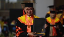 Wakil Ketua MPR Eddy Soeparno Raih Cum Laude dan Menjadi Wisudawan Terbaik FISIP UI - JPNN.com