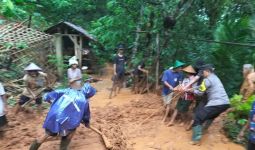 Diterjang Longsor, 1 Rumah Warga di Pacitan Rusak Parah - JPNN.com