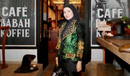 Dokter Ayu Tampil Elegan dan Berbudaya dengan Batik Sasirangan - JPNN.com