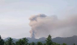 Gunung Dukono Kembali Erupsi, Semburkan Abu Vulkanik Setinggi 2 Ribu Meter - JPNN.com