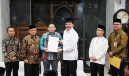 Dorong Budaya Zakat, BAZNAS Serahkan SK UPZ ke Kemendikdasmen - JPNN.com