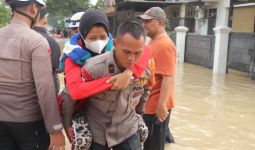 Ratusan Brimob Disebar ke Titik Banjir Jabodetabek, Evakuasi Anak-Lansia - JPNN.com