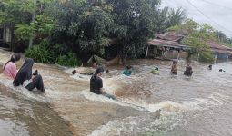 Banjir di Jalan Nelayan Rumbai Kian Parah, Warga Minta Pemerintah Memaksimalkan Bantuan - JPNN.com