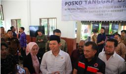 Ketua DPD RI Sultan B Najamudin Serahkan Bantuan untuk Korban Banjir di Bekasi - JPNN.com