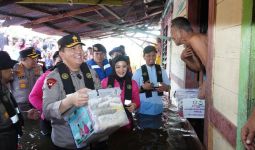 Irjen Iqbal Terjang Banjir demi Antarkan Bantuan ke Rumah Warga - JPNN.com