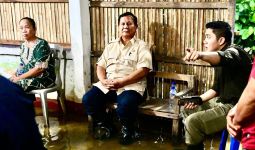 Bersepatu Bot, Prabowo Datangi Korban Banjir di Bekasi, Lihat - JPNN.com