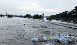 Banjir Merendam Rel, Kereta Semarang-Surabaya Lumpuh Total - JPNN.com