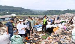 Sampah di TPA Sarimukti Longsor - JPNN.com