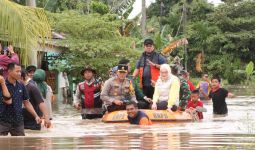 Banjir di Banyuasin, AKBP Ruri dan Bupati Askolani Bagikan Sembako untuk Masyarakat Terdampak - JPNN.com