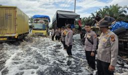 Truk Pengangkut Telur & Sembako Terbalik di Jalintim, Kapolres Pelalawan Langsung Atur Lalu Lintas - JPNN.com