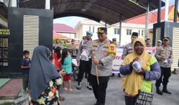 Polres Dumai Bagikan Takjil Gratis Sebagai Wujud Kepedulian kepada Masyarakat - JPNN.com