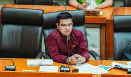 Legislator PDIP Sebut Bandara Buleleng Bakal Memperberat 'Overtourism' di Bali - JPNN.com