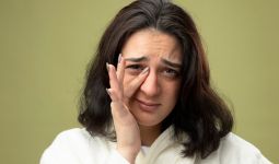 Terasa Kedutan di Wajah Tak Terkendali? Waspada Hemifacial Spasm - JPNN.com