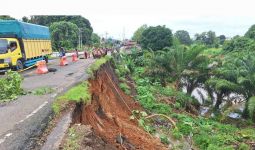 Jalan Lintas Musi Rawas-Musi Banyuasin Longsor, Kendaraan Besar Dialihkan ke Simpang Semambang - JPNN.com