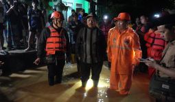 Terjun Langsung ke Cimanggung, Bupati Sumedang Pastikan Keselamatan Korban Banjir - JPNN.com