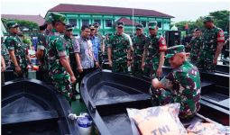 TNI Salurkan 70 Boat Polyethylene untuk Bantu Penanggulangan Banjir di Bekasi - JPNN.com