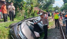 Mobil Tertabrak Kereta Api di Lebak, Lihat Kondisinya - JPNN.com