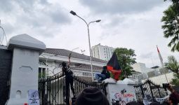 Ratusan Mahasiswa di Bandung Tolak Pengesahan UU TNI, Sampaikan Kekhawatiran - JPNN.com