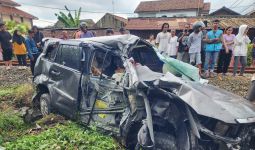 Mobil Ditabrak Kereta, Pasutri Tewas Seketika - JPNN.com