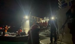 Bakamla RI Mengevakuasi 12 Kru Kapal Terbakar di Perairan Banten - JPNN.com