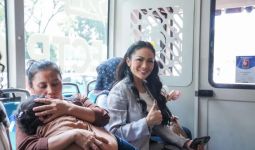 Begini Penampakan Kris Dayanti Saat Naik TransJakarta - JPNN.com