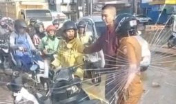 Gegara Cipratan Air, ASN Banyuasin Adu Jotos dengan Seorang Pria, Lihat! - JPNN.com