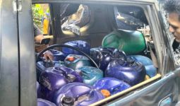 Sempat Tabrak Fortuner, Xenia Bermuatan Jeriken Pertalite Ditinggal Kabur Sopirnya - JPNN.com