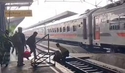 Detik-Detik Penumpang KA Ciremai Terperosok di Rel Stasiun Semarang Poncol - JPNN.com