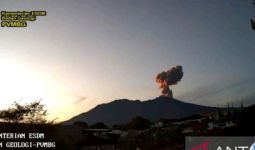 Gunung Marapi Erupsi Lagi, Semburkan Abu Vulkanik Setinggi 1.000 Meter - JPNN.com