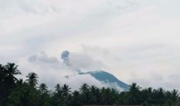 Gunung Ibu Erupsi, Semburkan Abu Vulkanik Setinggi 400 Meter - JPNN.com