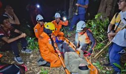 Pendaki Gunung Ranai Dievakuasi Setelah Terpeleset dan Mengalami Cedera Kaki - JPNN.com