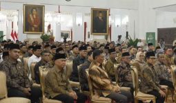 Menpora Dito Dampingi Presiden Prabowo Serahkan Zakat Kepada Baznas di Istana Negara - JPNN.com