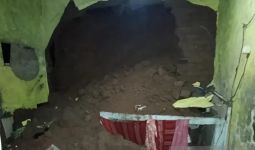 1 Rumah Rusak Berat Tertimpa Longsor di Cianjur - JPNN.com