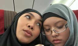 Pengalaman Pertama Dewi Gita Umrah Ajak Putri Semata Wayangnya, Bisa Saling Tukar Baju - JPNN.com