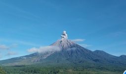 Gunung Semeru Erupsi Rabu Pagi, Tinggi Kolom Letusan 900 Meter di Atas Puncak - JPNN.com