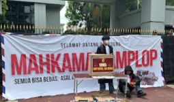 Kecam Kasus Suap Hakim, Pedemo Bawa Spanduk Bertuliskan Mahkamah Amplop ke MA - JPNN.com