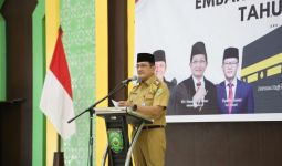 Sekda Edward Resmi Lantik Panitia Penyelenggara Ibadah Haji Embarkasi Palembang 2025 - JPNN.com