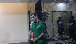 Pakai Baju Tahanan, Fachri Albar Diam Seribu Basa - JPNN.com