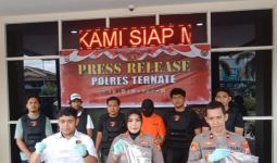 Aksi Oknum Lurah Mencuri HP Warga Terekam CCTV, Alamak - JPNN.com