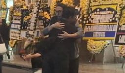 Momen Pelukan Edy Khemod Seringai dengan Akbar ERK di Rumah Duka Ricky Siahaan - JPNN.com