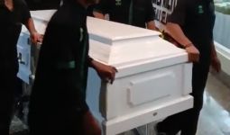 Jenazah Ricky Siahaan Tiba di RSPAD, Keluarga Tegar Mengantar ke Ruang Persemayaman - JPNN.com