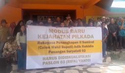 Geruduk Bawaslu Bengkulu Selatan, Pendukung Suryatati-Ii Sumirat Tuntut Paslon 03 Didiskualifikasi - JPNN.com