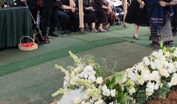 Potret Gitar Hitam Kesayangan Ricky Siahaan Dampingi Proses Pemakaman   - JPNN.com