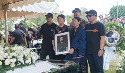 Antar Suami ke Peristirahatan Terakhir, Istri Ricky Siahaan Pegang Erat Tangan Sang Putri - JPNN.com