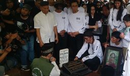 Jenazah Bunda Iffet Dimakamkan, Bimbim Slank Tampak Tabah - JPNN.com