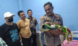 Bayi Perempuan Dibuang di Depan Rumah Warga Bekasi - JPNN.com