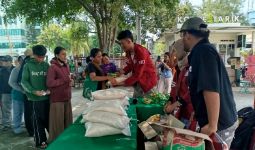 Bantu Masyarakat, Mahasiswa UTA '45 Bagikan 500 Paket Sembako di Sunter - JPNN.com