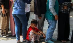 Masyarakat Rela Antre Demi Beras Murah di Kampus UTA45 Jakarta - JPNN.com