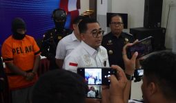 Bea Cukai Batam Amankan Tukang Cat yang Selipkan Sabu-sabu di Sandal, Begini Kronologinya - JPNN.com